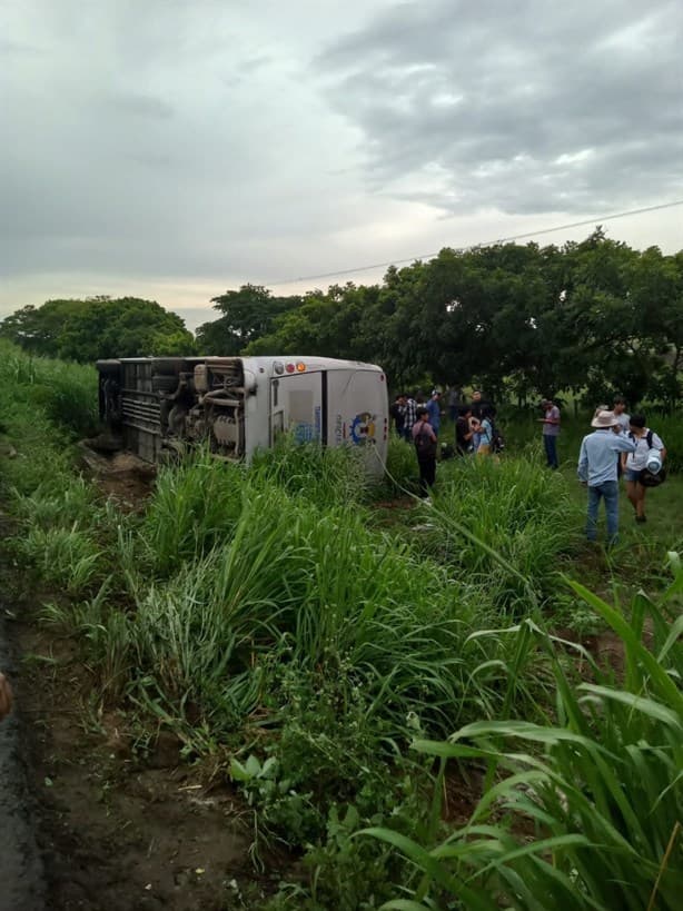 Vuelca autobús de la Universidad de Chapingo en Isla, Veracruz; hay 5 estudiantes lesionados