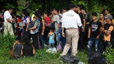 Abandonaron tráiler con 100 migrantes; casi mueren asfixiados en Veracruz