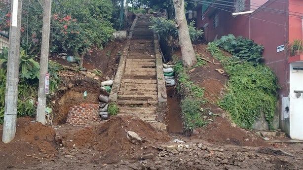 Caos en colonia Reforma de Xalapa: lluvia daña obras municipales
