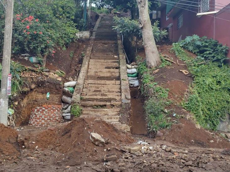 Caos en colonia Reforma de Xalapa: lluvia daña obras municipales