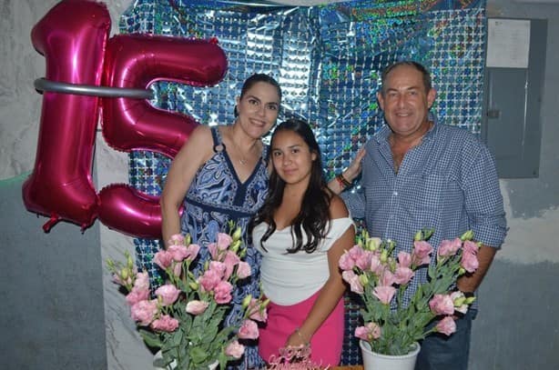 Samyra Sophia Horbylon García es celebrada por sus XV años