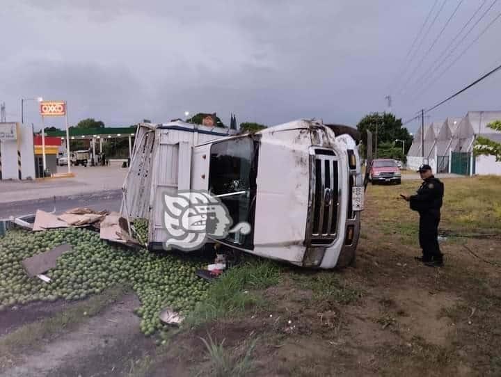Vuelca camioneta de carga sobre la carretera Amozoc-Nautla; hay un lesionado