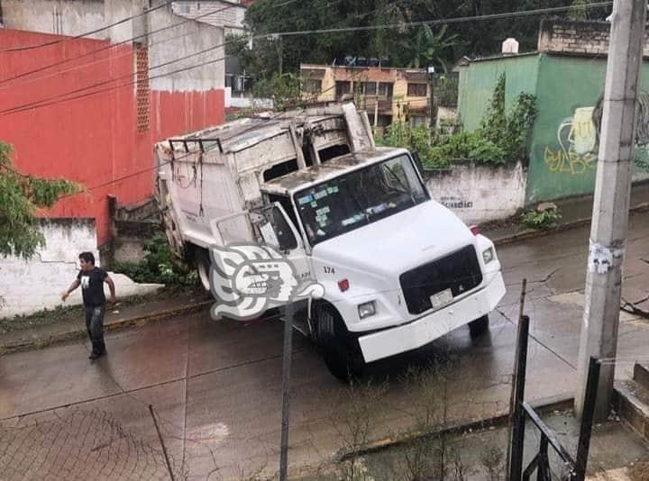 Camión de basura cae en lote baldío en colonia Benito Juárez de Xalapa