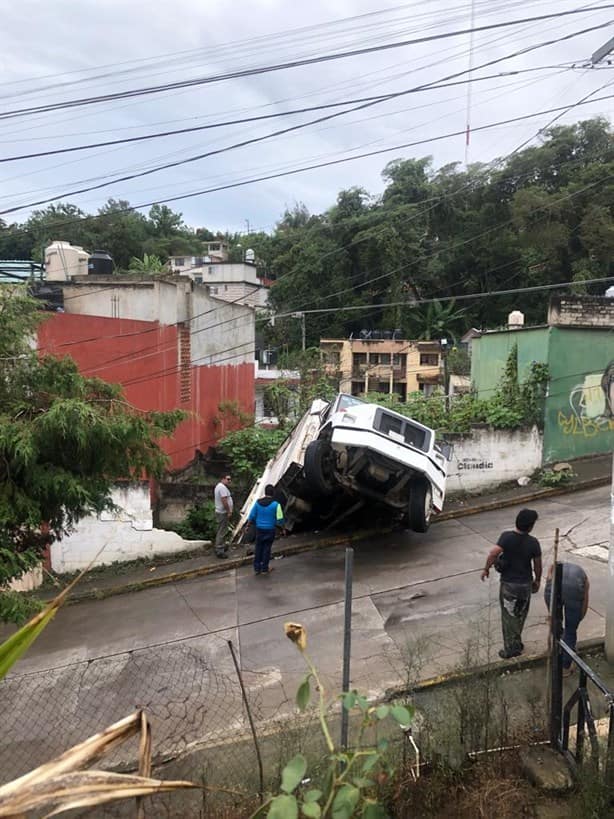 Camión de basura cae en lote baldío en colonia Benito Juárez de Xalapa