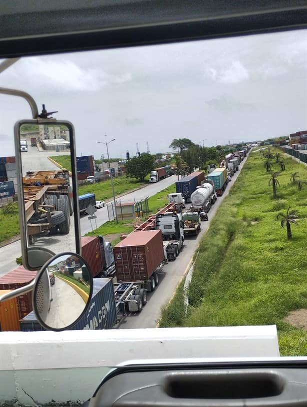 Caos vial en autopista Veracruz-Cardel; hay largas filas para ingresar al recinto portuario