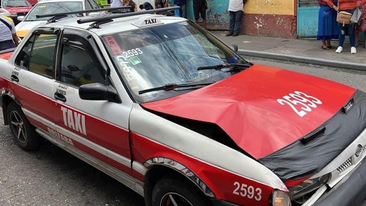 Taxista atropella a adulto mayor en Orizaba; posibles fracturas