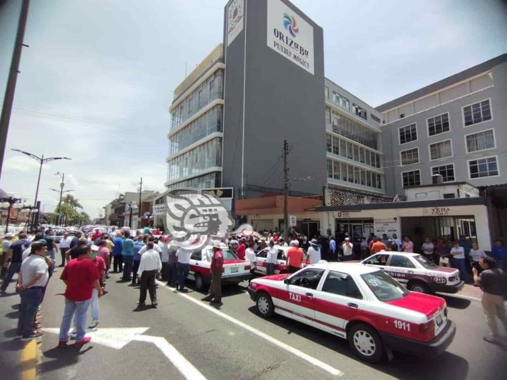 Taxistas de Orizaba acusan operación irregular de nuevo servicio de transporte (+Video)