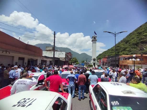 Taxistas de Orizaba acusan operación irregular de nuevo servicio de transporte (+Video)