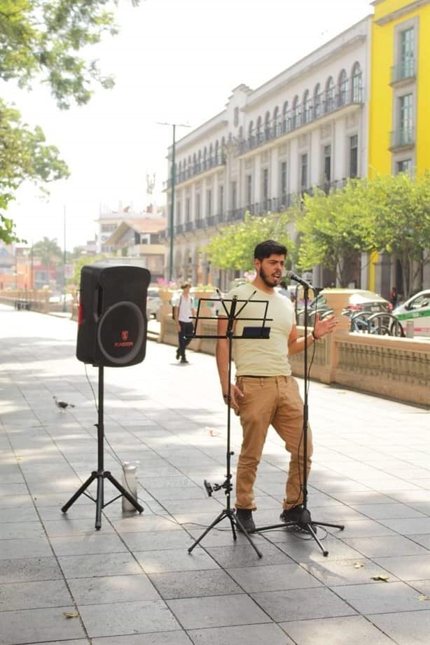 Elvis en la calle de Xalapa: cautiva a veracruzanos y busca apoyo para su viaje