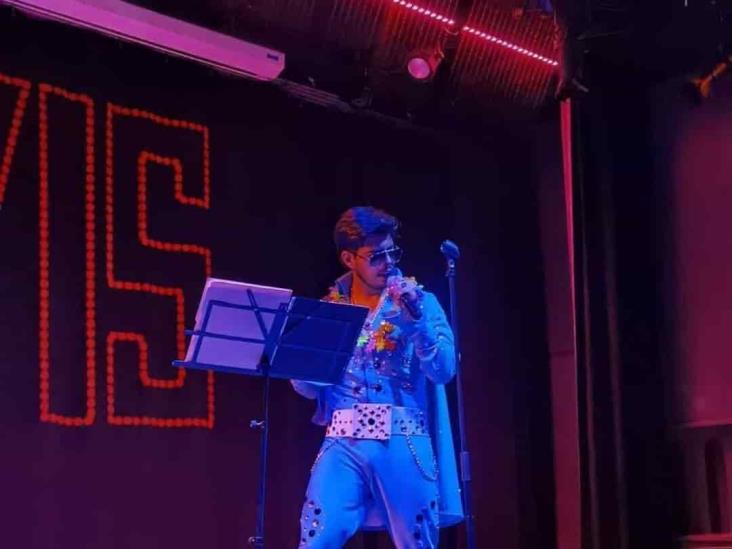 Elvis en la calle de Xalapa: cautiva a veracruzanos y busca apoyo para su viaje