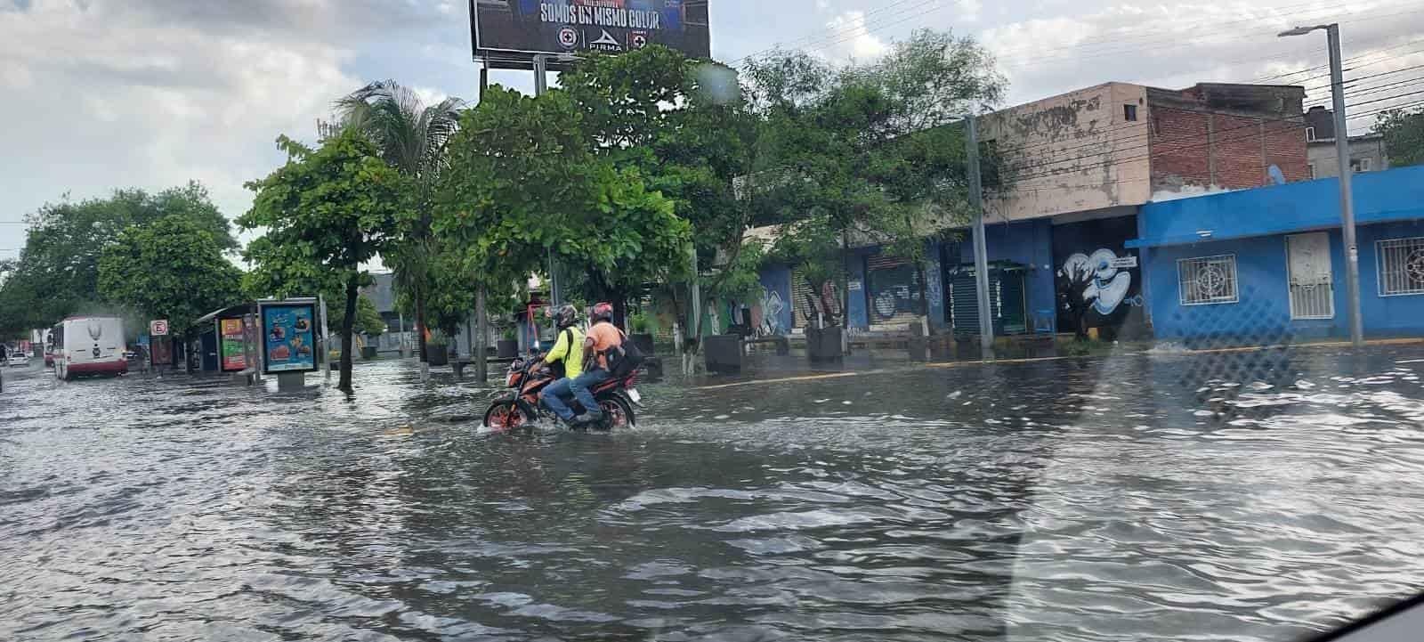 Lluvias dejan encharcamientos en calles de Veracruz