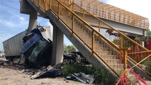 Sin fecha de rehabilitación de puente peatonal de la Veracruz-Cardel tras choque de tráiler