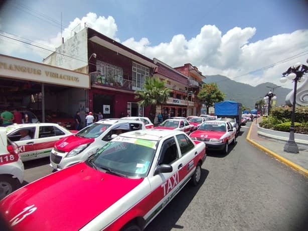 Taxistas de Orizaba acusan operación irregular de nuevo servicio de transporte (+Video)