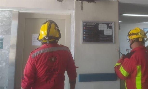 Quedan atrapados en elevador del IMSS; rompen piso para sacar a trabajadores | VIDEO