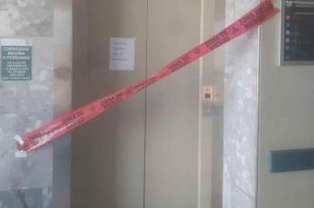 Quedan atrapados en elevador del IMSS; rompen piso para sacar a trabajadores | VIDEO