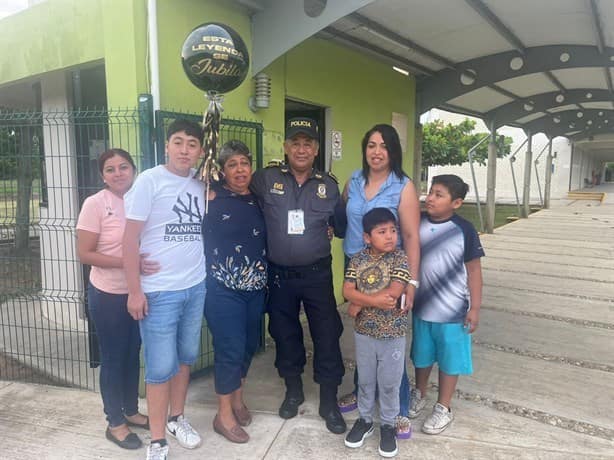 Festejan a Don Antonio por jubilarse como guardia de seguridad por 31 años en Cosamaloapan