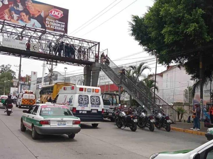 Policía impide intento de suicidio en puente peatonal de Agua Santa, en Xalapa