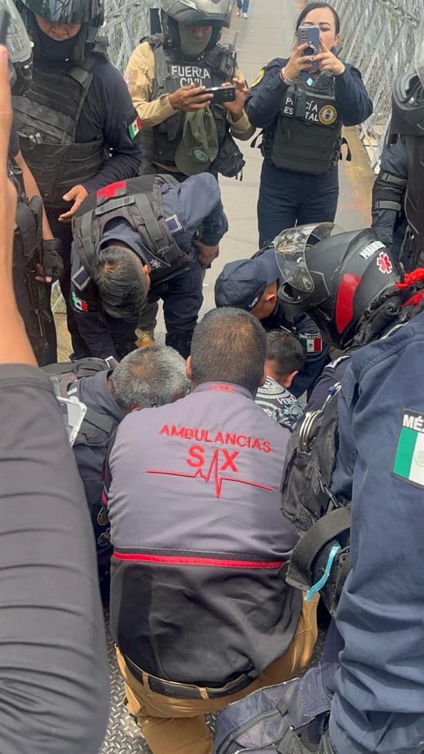 Policía impide intento de suicidio en puente peatonal de Agua Santa, en Xalapa