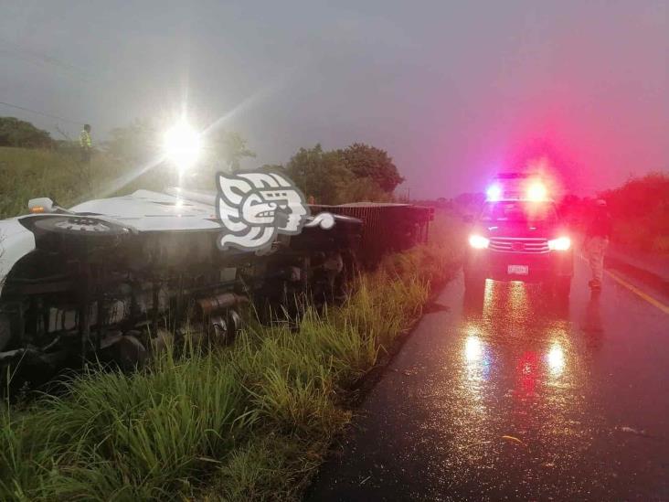 Tractocamión termina volcado en carretera de Alto Lucero