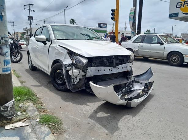 Gracias a los cascos motociclistas libraron duro impacto de camioneta en Veracruz