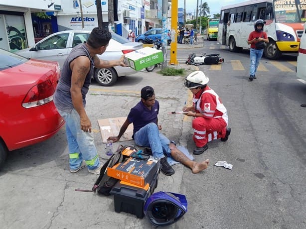 Gracias a los cascos motociclistas libraron duro impacto de camioneta en Veracruz