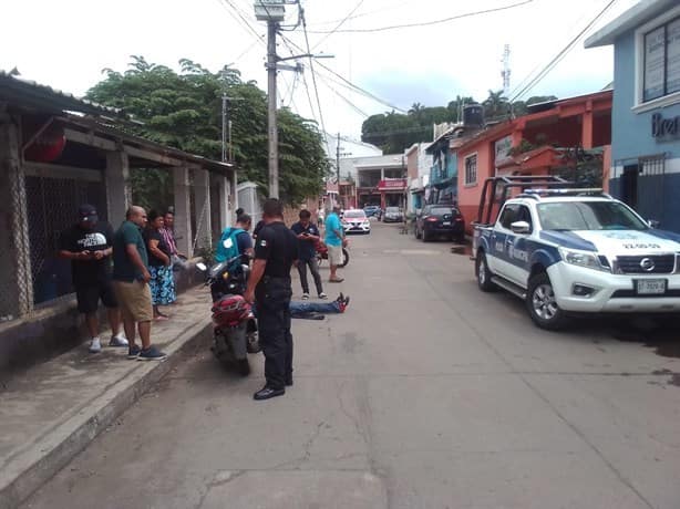 Hospitalizan a motociclista, choca contra puerta de auto en San Andrés Tuxtla