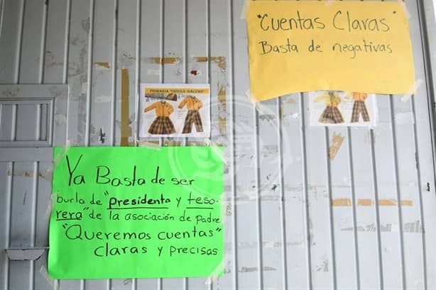 Exigen padres de familia cuentas claras en primaria Úrsulo Galván de Xalapa