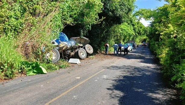 Revolvedora de cemento vuelca sobre la carretera Tuzamapan-Jalcomulco