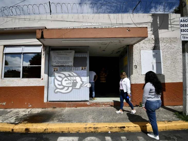 Exigen padres de familia cuentas claras en primaria Úrsulo Galván de Xalapa