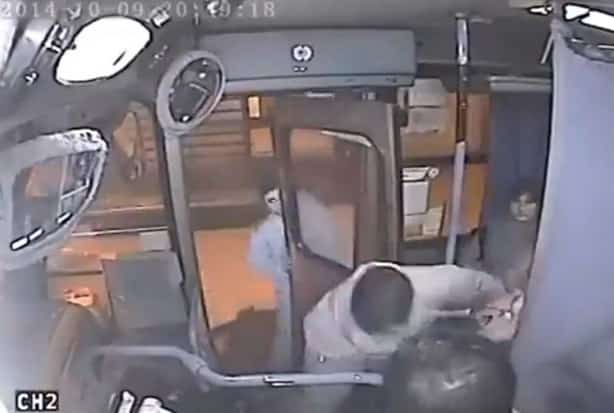 ¡A palazos! Conductor golpea a ratero que intentaba asaltar a pasajeros (+Video)