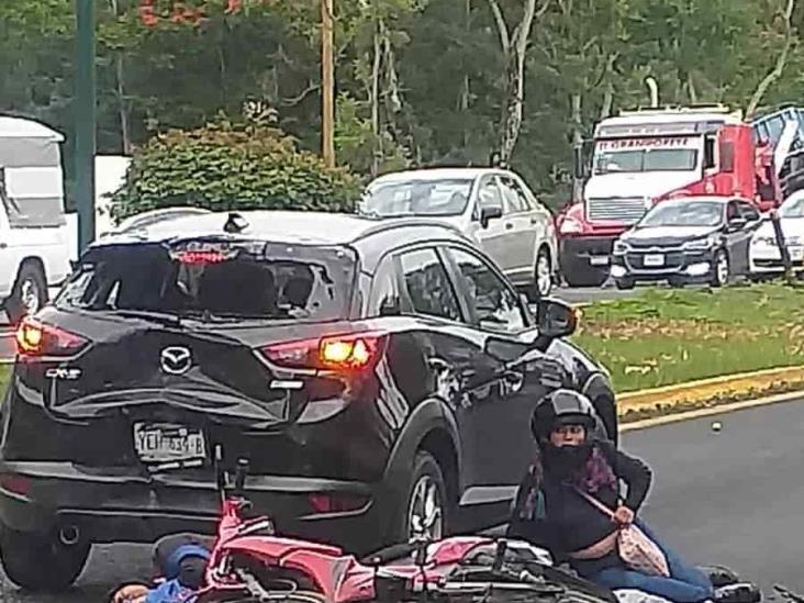 ¡De nuevo frente a estancia Garnica!; pareja en moto choca contra auto en Xalapa