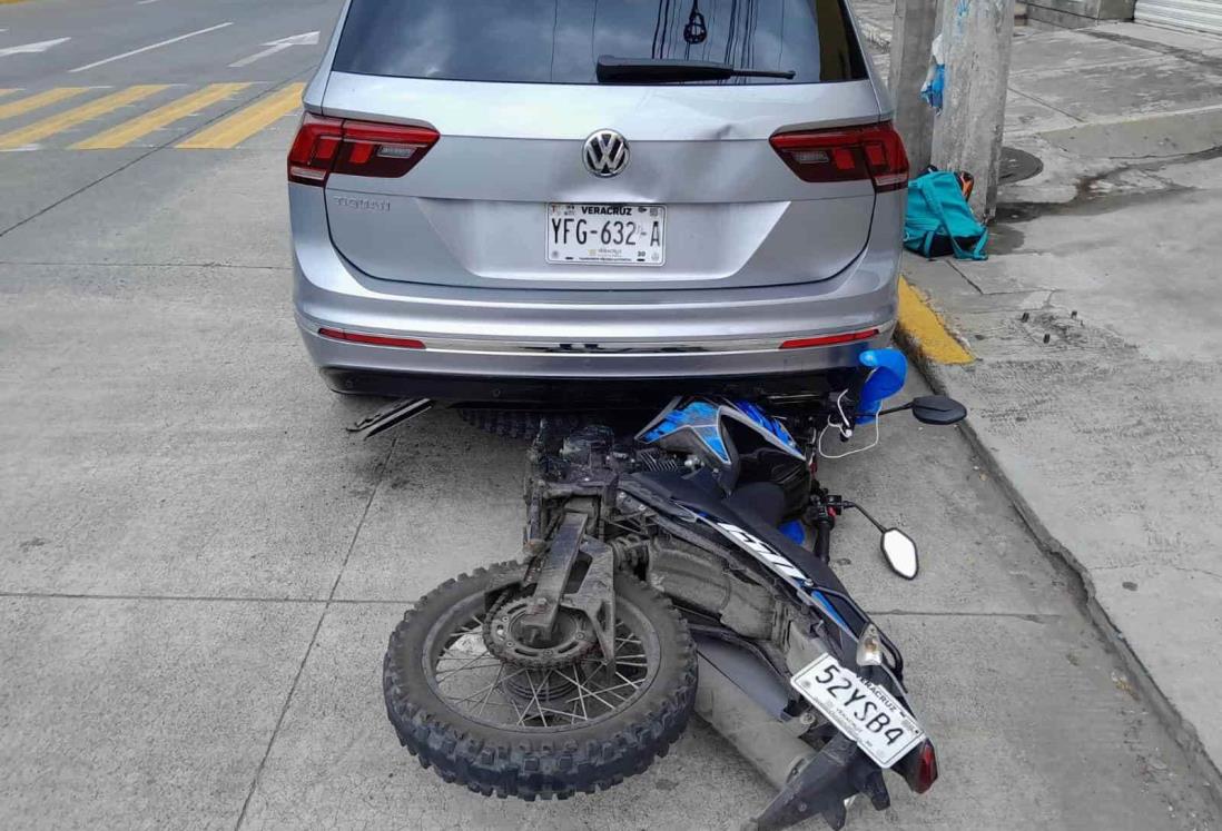 Camioneta choca a motociclista en avenida de Veracruz
