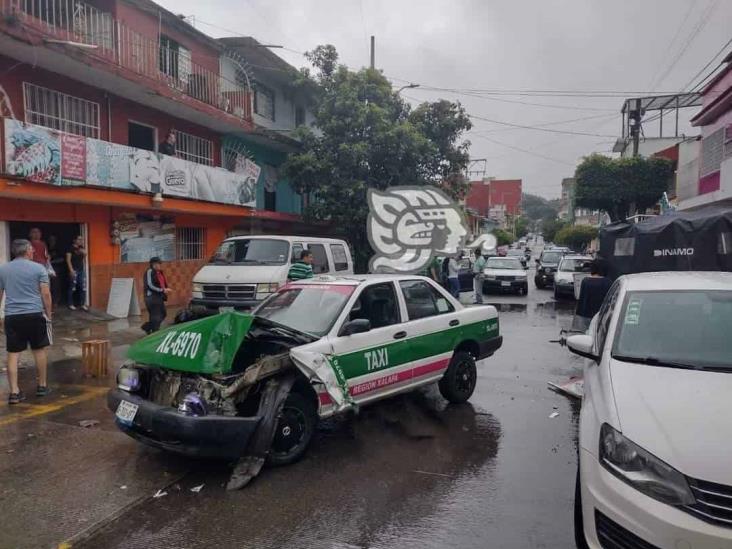 Taxi se estrella contra autos estacionados en Xalapa