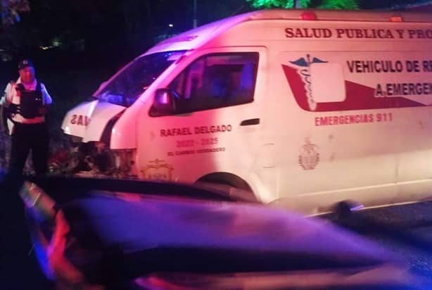 Ambulancia de Rafael Delgado choca y derriba un poste en Orizaba