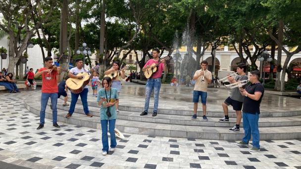 J Venes Arman Fandango En El Z Calo De Veracruz Llevan Alegr A A Los