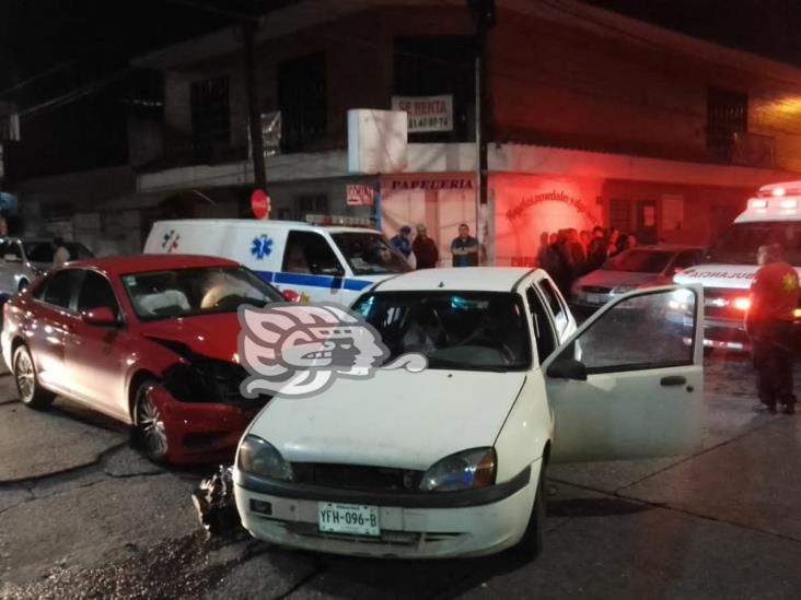 Choque entre autos deja dos personas lesionadas en colonia de Xalapa