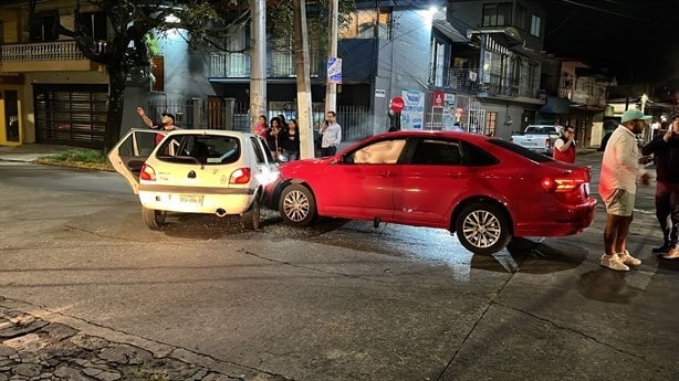 Choque entre autos deja dos personas lesionadas en colonia de Xalapa