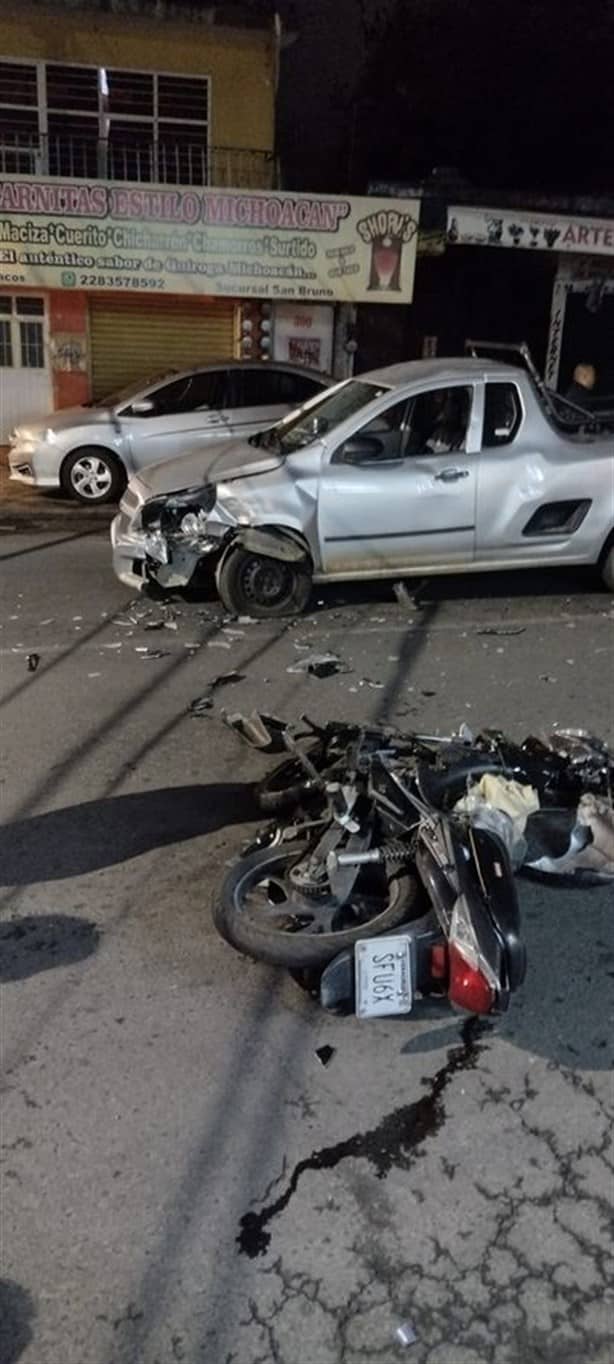 Motociclista se estrella contra camioneta en avenida 28 de Agosto, en Xalapa