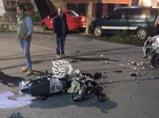 Motociclista se estrella contra camioneta en avenida 28 de Agosto, en Xalapa