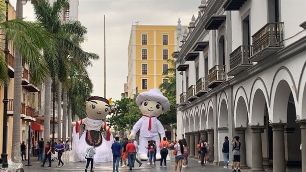 Toñita y Agustín, los muñecos jarochos gigantes que llegaron al Zócalo de Veracruz