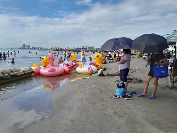 Abarrotan la playa de Villa del Mar, en Veracruz