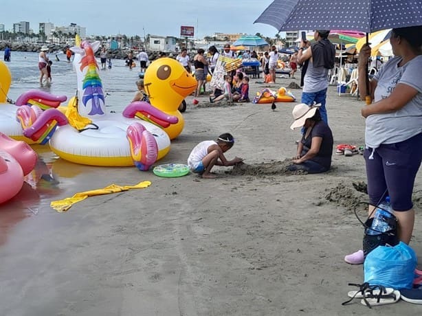 Abarrotan la playa de Villa del Mar, en Veracruz