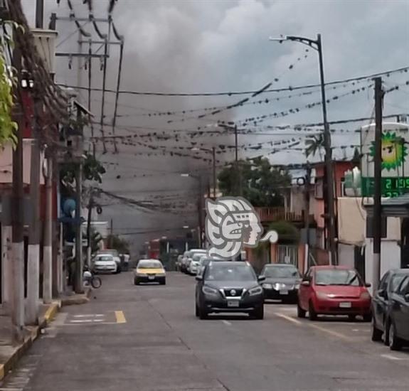 Corto circuito causa incendio en consultorio en Centro de Córdoba (+Video)