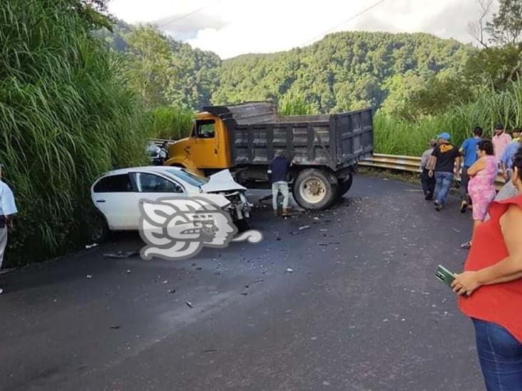 Chocan volteo y auto en carretera Misantla-Xalapa