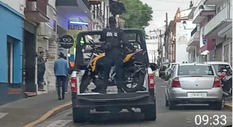 Patrulleros de SSP ‘la hacen’ de Tránsito y levantan motos ‘mal estacionadas’ en Xalapa