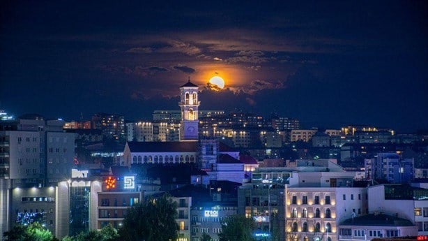 Las mejores fotos de la Luna de Esturión de anoche alrededor del mundo