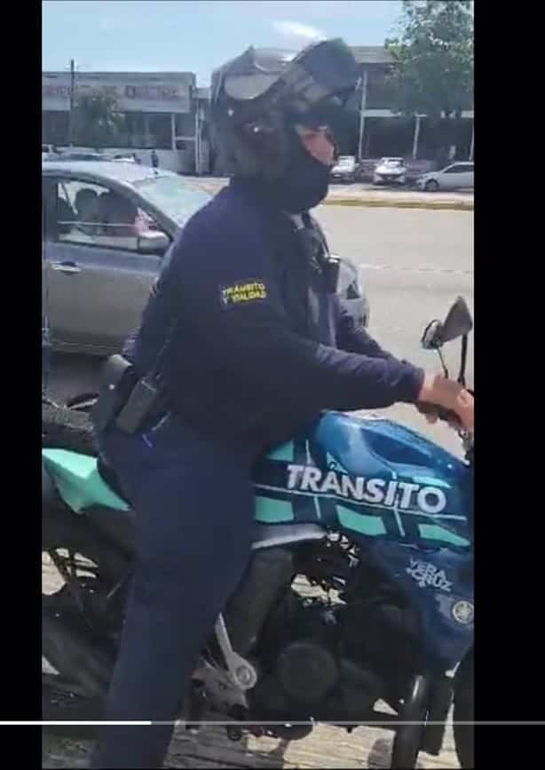 Exhiben a Tránsito de Veracruz por querer multar a conductor en un estacionamiento | VIDEO