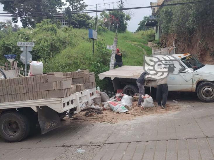 De reversa; camión materialista choca en Xalapa