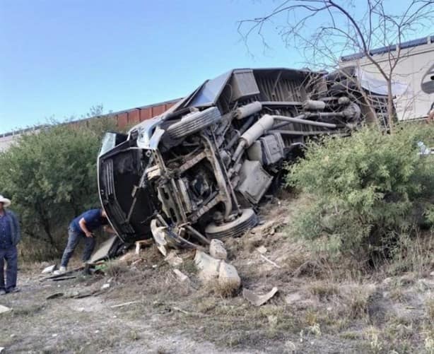 Tren embiste autobús en Querétaro; 7 personas muertas y 17 heridas