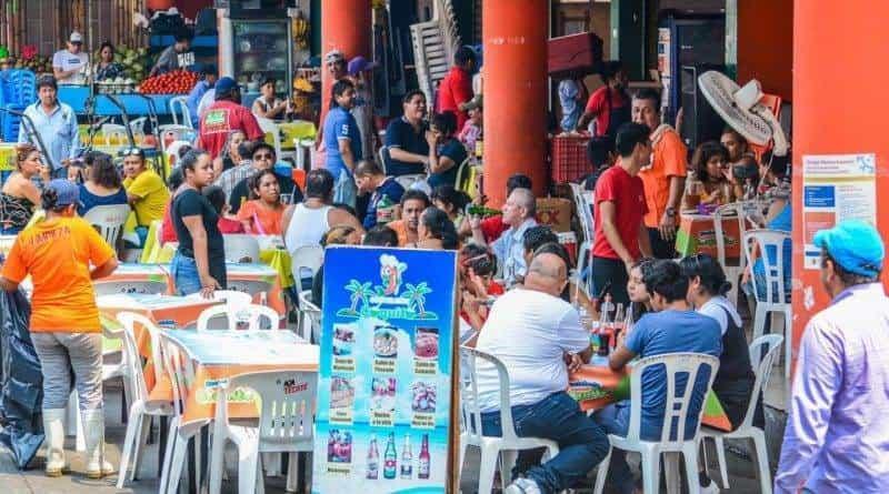 Llegada de turistas mejoran las ventas en restaurantes de Plaza del Mar en Veracruz